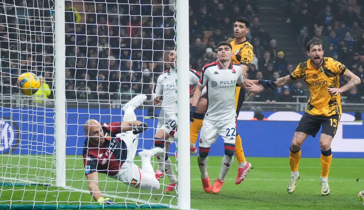 Berkat hasil ini, Inter untuk sementara berhak menggusur Napoli dari puncak klasemen dengan selisih satu poin. Napoli baru akan bermain melawan Como pada Minggu malam. (AP Photo/Luca Bruno)