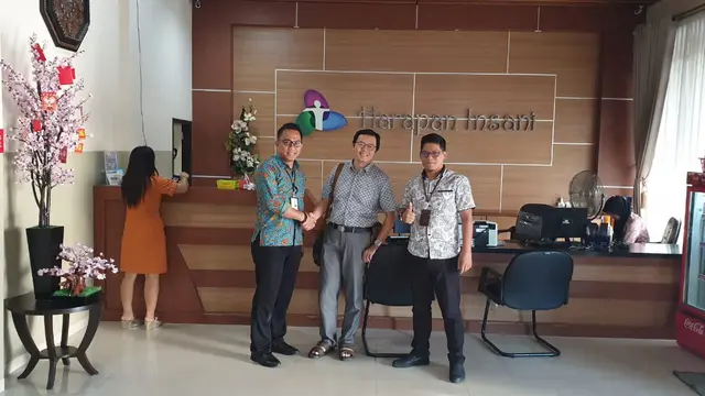 Muhammad Rhopidha Ardiana, PIC BRI wilayah Kantor Cabang Pangkalan Bun, Kalimantan Tengah bersama nasabah. Istimewa