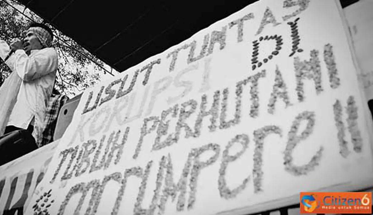 Citizen6, Bandung: Seorang perwakilan petani berorasi tentang keprihatinan terhadap kesejahteraan petani, pada acara "Pulihkan Indonesia" di depan Gedung Sate Jalan Diponegoro, Kota Bandung, Jumat (22/4). (Pengirim: Aries Rachmandy)