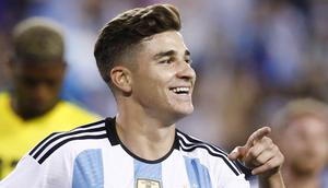 Julian Alvarez sukses menepis keraguan saat pertama kali menginjakkan kaki di Liga Inggris. Meski bertatus pemain baru namun striker muda ini punya mental baja dan mampu tampil ciamik di Manchester City. Di gelaran Piala Dunia nanti Alvarez diprediksi bisa membuat kejutan bersama Timnas Argentina di Piala Dunia 2022. (AFP/Andres Kudacki)