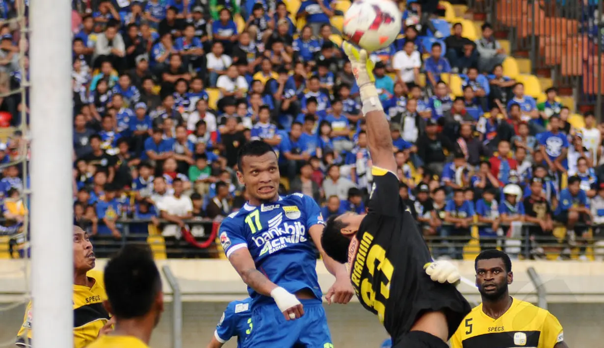 Penjaga gawang Barito Putera, Joko Ribowo, mencoba menghalau bola yang mengarah ke Ferdinand Sinaga (Persib) saat berlaga di Stadion Si Jalak Harupat, (10/6/2014). (Liputan6.com/Helmi Fithriansyah)
