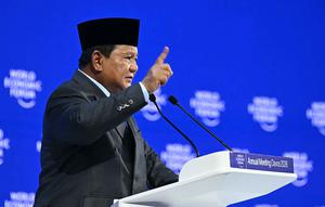 Dalam forum yang dihadiri para pemimpin dunia, pelaku usaha, hingga tokoh-tokoh dunia tersebut, Presiden Prabowo juga menegaskan komitmen Indonesia melawan berbagai praktik ilegal. Tampak dalam foto, Presiden Indonesia, Prabowo Subianto saat menyampaikan pidato khusus (special address) pada pertemuan tahunan Forum Ekonomi Dunia (WEF) di Davos, Swiss, pada Kamis 22 Januari 2026. (Fabrice COFFRINI/AFP)