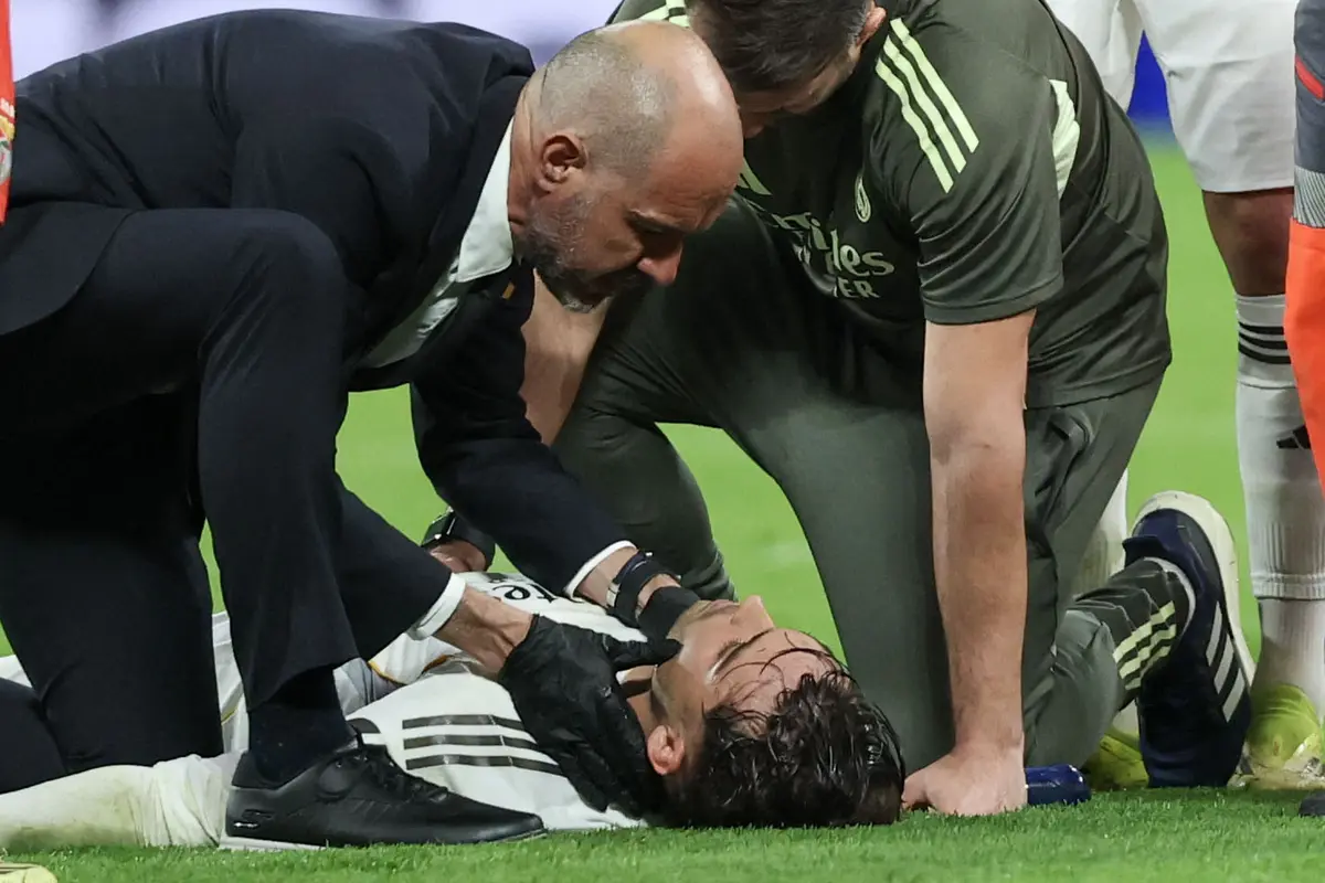 Foto: Momen Benturan Mengerikan Asencio saat Kemenangan Real Madrid atas Benfica di Liga Champions