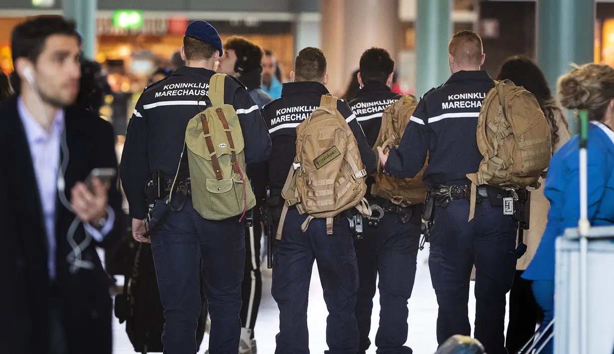 Polisi militer tambahan dikerahkan di Bandara Schiphol, dekat Amsterdam, Senin (18/3). Pihak keamanan di Belanda meningkatkan keamanan di bandara dan bangunan penting lainnya usai penembakan di Utrecht yang menewaskan 3 orang.  (Evert Elzinga/ANP/AFP)