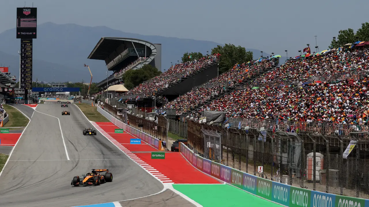 Oscar Piastri dan Max Verstappen - Formula 1 2025
