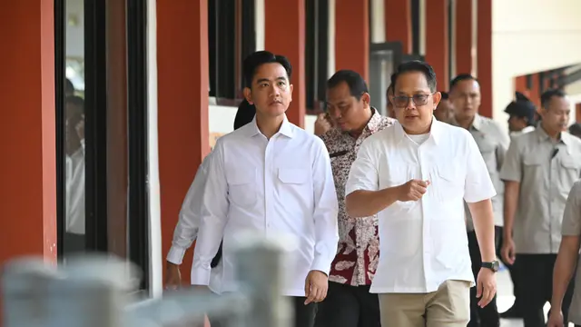 Wapres Gibran Rakabuming selaku Ketua Tim Pusat Koordinasi Desain Besar Olahraga Nasional meninjau SMAN Olahraga Jawa Timur.