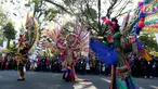 Peserta mengikuti parade Karnaval Kemerdekaan Pesona Parahyangan dalam rangka puncak peringatan HUT Kemerdekaan ke-72 Republik Indonesia di Bandung, Sabtu (26/8). Karnaval mengusung tema "Nyalakan Api Semangat Kerja Bersama". (Liputan6.com/Johan Tallo)