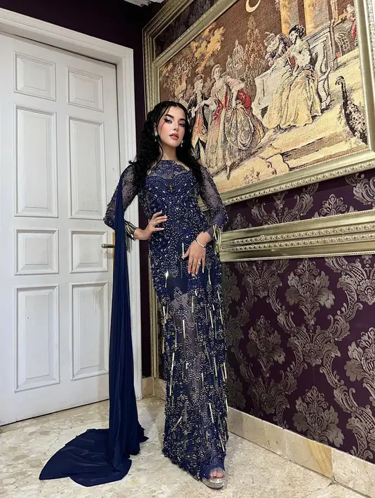 Sentuhan anggun ia berikan lewat selendang polos dengan warna lebih pekat. Hal itu membuat look-nya makin elegan. [Instagram.com/tasyafarasya]