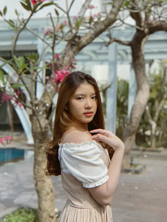 Selanjutnya, hal ketiga yang dirasakan Tiara berbeda dari sebelumnya adalah respon masyarakat terhadap dirinya. Sekarang, beberapa di antaranya adalah fans Tiara. Jadi dara cantik ini kerap mendapat berbagai perlakuan dari para fans. (Instagram/tiaraandini)