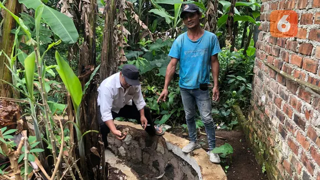 Warga Desa Cibolang saat memprotes pembangunan drainase yang kembali rusak pasca sepekan diperbaiki (Liputan6.com/Fira Syahrin).