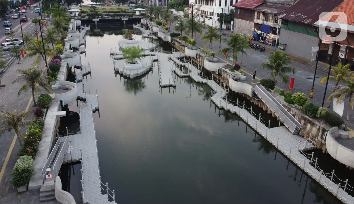 Suasana kawasan Kali Besar kawasan Kota Tua Jakarta, Selasa (21/4/2020). Seiring pelaksanaan WFH dan PSBB di DKI Jakarta, kawasan wisata terbuka yang biasanya ramai dikunjungi kini terlihat lengang. (Liputan6.com/Helmi Fithriansyah)