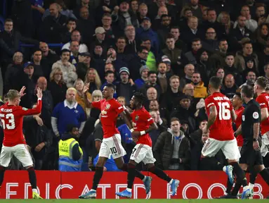Para pemain Manchester United merayakan gol yang dicetak oleh Marcus Rashford ke gawang Chelsea pada laga Piala Liga Inggris 2019 di Stadion Anfield, Rabu (30/10). Manchester United menang 2-1 atas Chelsea. (AP/Ian Walton)