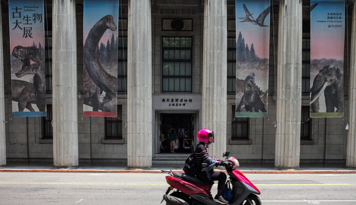 <p>Di atas fosil dinosaurus yang menjadi ciri khasnya, pameran ini sekarang mencakup fitur yang lebih beragam dan interaktif seperti animasi 3D trilobite dan aplikasi augmented reality (AR). (AFP/Sam Yeh)</p>