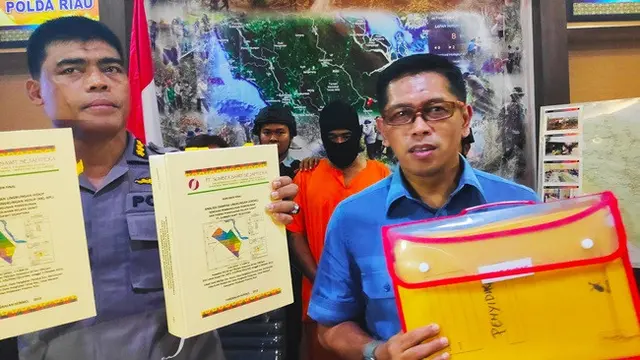 Berkas PT Sumber Sawit Sejahtera yang diperlihat Reskrimsus Polda Riau beberapa waktu lalu.