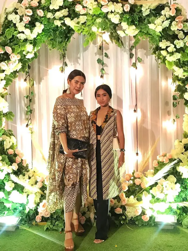 6 Potret Gaya Ayya Renita saat Pakai Kebaya dan Batik, Tetap Menawan