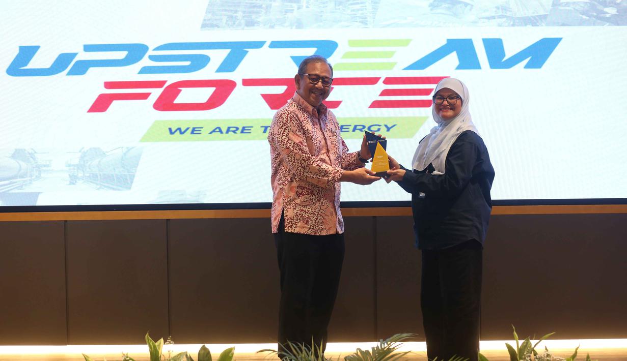 Wakil Dekan Fakultas Teknik Universitas Indonesia bidang Pendidikan, Penelitian, dan Kemahasiswaan, Prof Yanuar (kiri) saling bertukar cenderamata dengan Pjs Corporate Secretary PT Pertamina Hulu Energi, Fitri Erika sesaat sebelum seminar Upstream Force We Are The Energy di Auditorium Lantai 2 Gedung Interdisciplinary Engineering Fakultas Teknik Universitas Indonesia (IDE FTUI), Depok, Jawa Barat, Selasa (4/11/2025). Program ini juga untuk mengedukasi mahasiswa tentang industri energi sekaligus merekrut bakat-bakat baru. (Liputan6.com/Helmi Fithriansyah)
