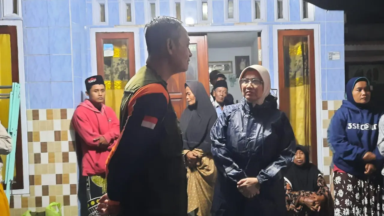 Penjabat Bupati Lumajang Indah Wahyuni  meninjau langsung warga korban banjir lahar dingin Gunung Semeru (Istimewa)