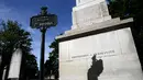 Sebuah kuburan terlihat di pemakaman Pere Lachaise di Paris (22/7/2019). Pemakaman Père adalah salah satu pemakaman terbesar di Paris (luasnya sekitar 44 hektar 110 acre). (AFP Photo/Philippe Lopez)