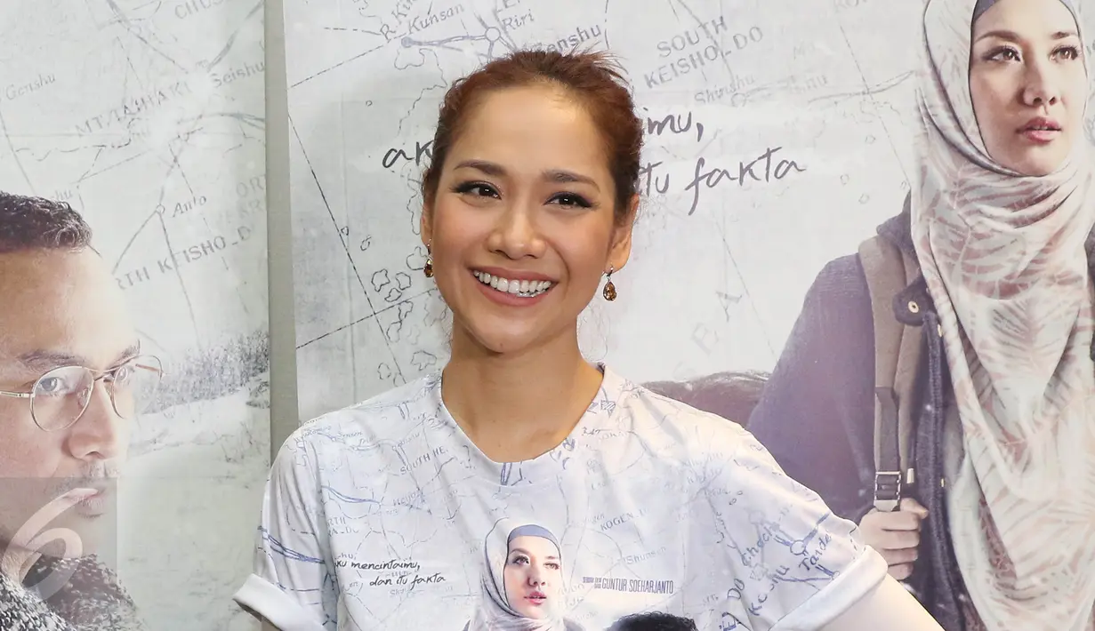 Aktris Bunga Citra Lestari berpose promo film jilbab traveler di kawasan Basuki Rahmat, Jakarta, Selasa (12/07).BCL tampil cantik dalam balutan jilbab yang dikenakan untuk memerankan wanita petualang di film hijab traveler. (Liputan6.com/Herman Zakharia)