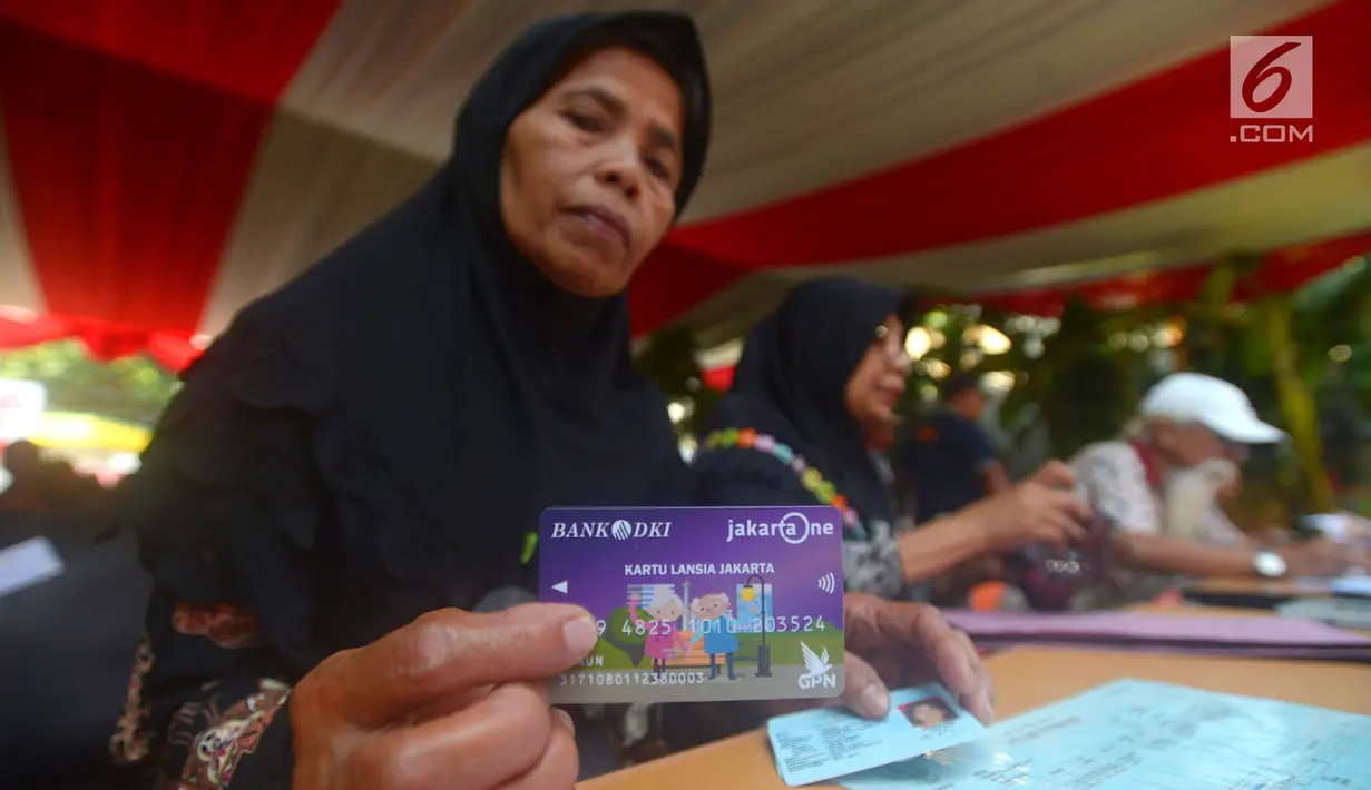 Warga menunjukkan Kartu Lansia Jakarta (KLJ) di Kelurahan Tanah Tinggi, Jakarta, Selasa (8/5). Gubernur DKI Jakarta Anies Baswedan menjanjikan pembagian KLJ akan terus berjalan dalam waktu cepat. (Merdeka.com/Imam Buhori)