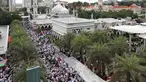 Ribuan pengunjuk rasa berkumpul untuk rapat umum di dekat masjid untuk memprotes langkah pemerintah untuk menarik rencana untuk meratifikasi konvensi anti-diskriminasi PBB, yang disebut ICERD di Kuala Lumpur, Malaysia (8/12). (AP Photo/Vincent Thian)