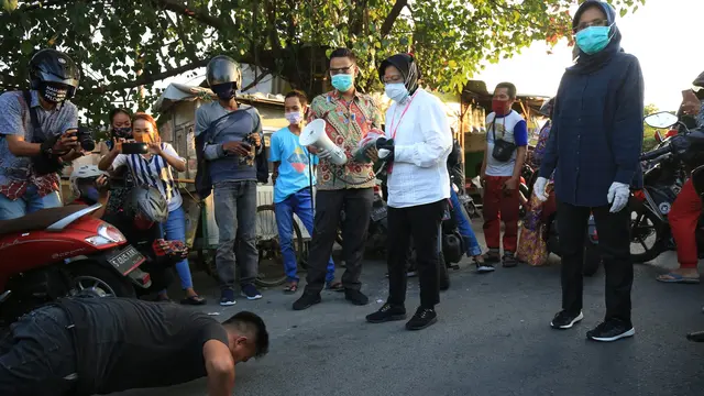Momen Tri Rismaharini Sidak Masker di Jalanan. (Sumber: Twitter/BanggaSurabaya)