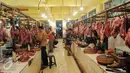 Aktivitas jual beli daging sapi di pasar daging tradisional Palmerah, Jakarta, Senin (4/7). H-2 Idul Fitri 1437 H, harga kebutuhan daging sapi meroket dari Rp 130.000 menjadi 150.000 per kilogram. (Liputan6.com/Helmi Afandi)