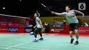 Mohammad Ahsan/Hendra Setiawan alias The Daddies resmi menutup kariernya di dunia badminton usai kalah dari Junaidi Arif/Roy King Yap asal Malaysia di Istora Gelora Bung Karno, Senayan, Jakarta, pada Kamis (23/1/2025) sore WIB. (Liputan6.com/Herman Zakharia)