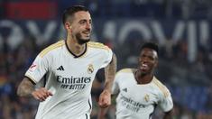 Pemain Real Madrid, Joselu (kiri) melakukan selebrasi setelah mencetak gol ke gawang Getafe pada laga lanjutan Liga Spanyol 2023/2024 di Coliseum Alfonso Perez stadium, Getafe, Spanyol, Jumat (02/02/2024) WIB. (AFP/Pierre-Philippe Marcou)