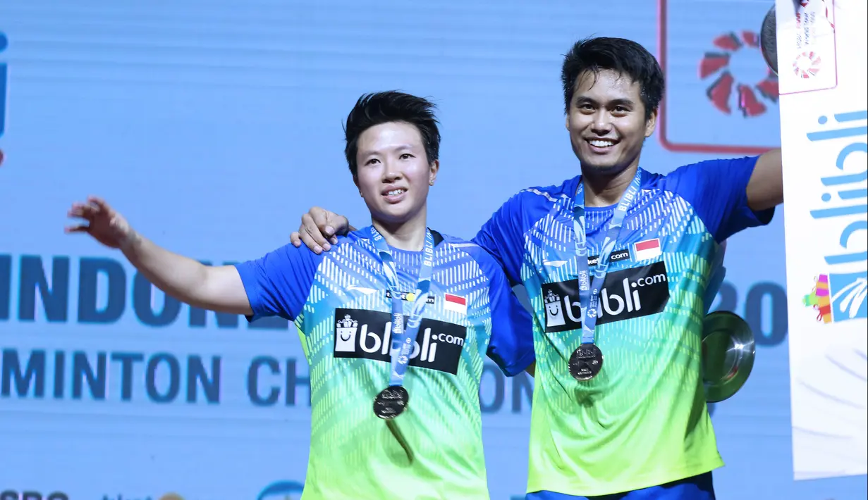 Ganda campuran Indonesia, Tontowi Ahmad/Liliyana Natsir usai melawan Chan Peng Soon/Goh Liu Ying (Malaysia) pada Final Indonesia Open 2018 di Istora GBK, Jakarta, Minggu (8/7). Tontowi/Liliyana unggul 21-17, 21-8. (Liputan6.com/Helmi Fithriansyah)