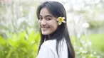 Gadis keturunan Belanda ini tak hanya lihai dalam bermain peran. Ia juga punya gaya yang modis dan stylish. Salah satunya dengan busana casual. Ia tampil manis dengan busana bewarna putih dengan riasan natural. (Liputan6.com/IG/@mawar_eva)
