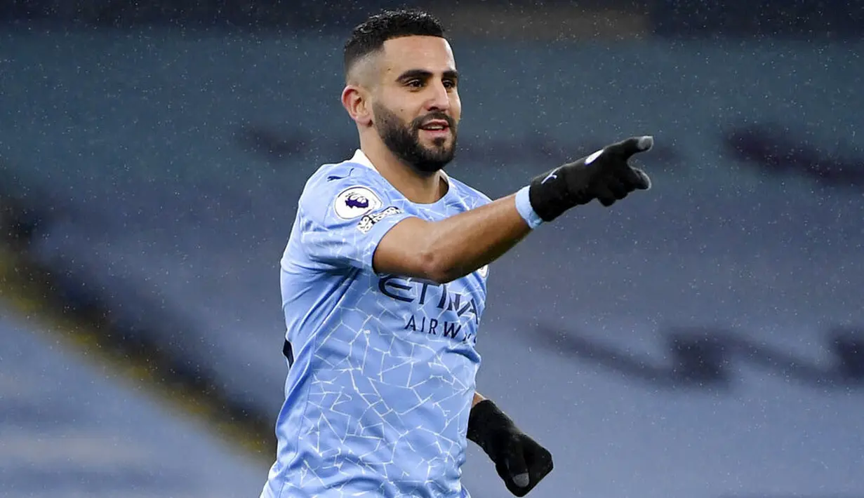 Gelandang Manchester City, Riyad Mahrez, melakukan selebrasi usai mencetak gol ke gawang Burnley pada laga Liga Inggris di Stadion Etihad, Sabtu (28/11/2020). City menang dengan skor 5-0. (Michael Regan/Pool via AP)