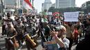 Masyarakat Papua yang merupakan mantan karyawan PT Freeport Indonesia saat melakukan penggalangan dana di tengah berlangsungnya Hari Bebas Kendaraan Bermotor atau Car Free Day di kawasan Bundaran HI, Jakarta, Minggu (5/8). (Merdeka.com/Iqbal S. Nugroho)