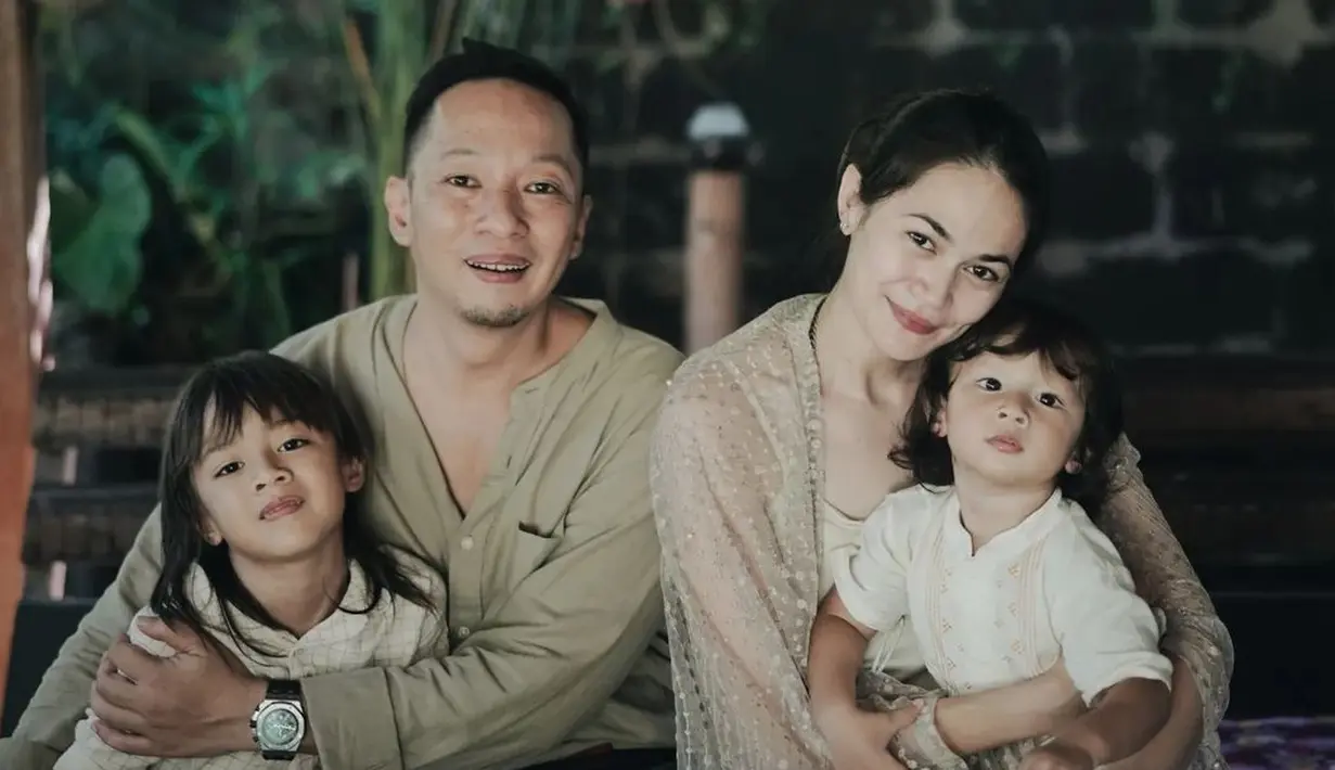 <p>Untuk warna lebih netral, kamu bisa gunakan color palette earth tone. Kombinasi warna hijau sage, khaki, dan beige ala Ringgo dan Sabai bisa kamu tiru. [Instagram/sabaidieter]</p>