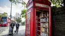 Kondisi kotak telepon merah yang kini telah berubah menjadi perpustakaan pertukaran buku di Lewisham Way, London (21/10). Menjamurnya ponsel, membuat telepon umum di Inggris ini tidak beroperasi lagi. (AFP Photo/Tolga Akmen)