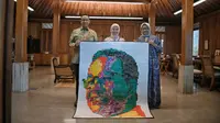 Senimal lokal&nbsp;Nandia N. Khae (tengah) berpose memegang kerajinan percanya bersama Anies Baswedan (kiri) dan&nbsp;Fery Farhati (kanan). (dok. X @fakenandi_an/https://twitter.com/fakenandi_an/status/1780558823067197794/photo/4)