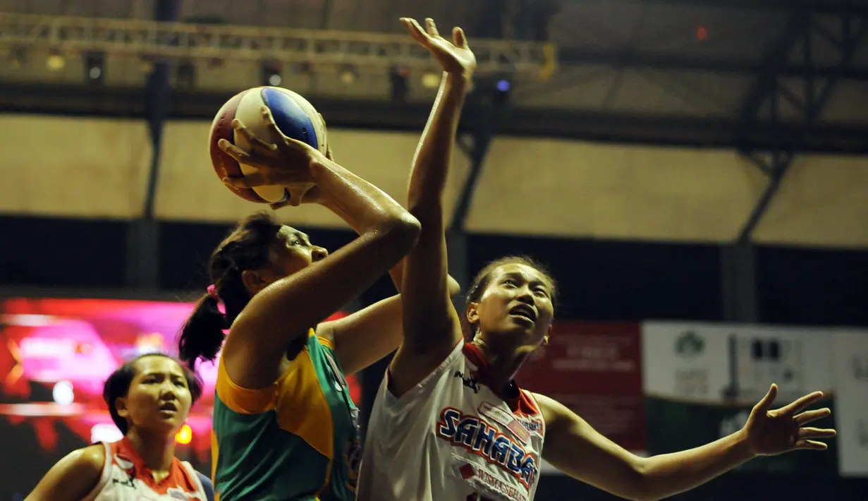 Pebasket putri Sahabat Wisma Sehati Semarang, Yuni Angaraeni (kanan) mencoba menahan serangan pemain Surabaya Fever di final WNBL Championship 2015 di Hall A Senayan, Jakarta, Jumat (8/5/2015). (Liputan6.com/Helmi Fithriansyah)