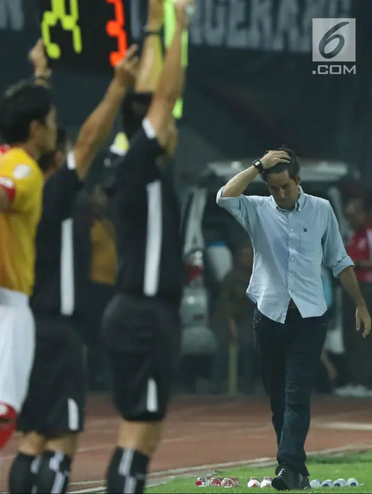 Pelatih Persija, Stefano Cugurra (kanan) saat laga persahabatan melawan Selangor FA di Stadion Patriot Candrabhaga, Bekasi, Kamis (6/9). Persija kalah 1-2. (Liputan6.com/Helmi Fithriansyah)