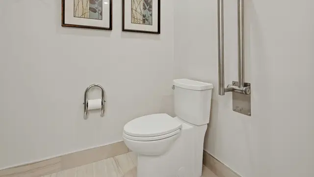 Ilustrasi Toilet/Photo by Point3D Commercial Imaging Ltd. on Unsplash