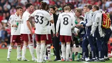 Manajer Arsenal asal Spanyol, Mikel Arteta (tengah), berbicara dengan para pemainnya saat jeda pertandingan&nbsp;Premier League antara Liverpool dan Arsenal di Anfield, Liverpool, Inggris barat laut, pada 31 Agustus 2025. (Darren Staples/AFP)
