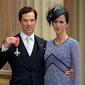 Saat datang ke Istana Buckingham serta menerima penghargaan Benedict Cumberbatch datang bersama sang istri, Sophia Hunter. (AFP/Bintang.com)
