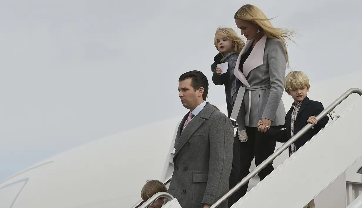 Foto pada tanggal 19 Januari 2017, Donald Trump Jr. beserta istrinya Vanessa Trump dan anak-anaknya turun dari pesawat di Maryland. Pasca gugatan cerai tersebut, masih belum diketahui soal nasib hak asuh kelima anak mereka. (AFP Photo/Mandel Ngan)