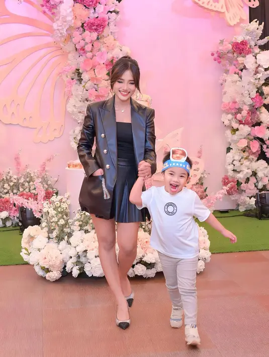 Fuji menggelar pesta ulang tahun dengan konsep white glam. Ruangan didekorasi dengan bunga-bunga. Konten kreator itu tampil mengenakan outfit hitam. Potret bahagia Fuji bersama Gala anak Vanessa dan Bibi. [Instagram/fuji_an]