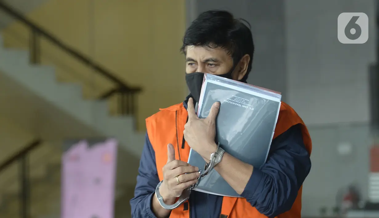 Dirut PT CMI Teknologi (CMIT) Rahardjo Pratjihno usai menjalani pemeriksaan di Gedung KPK, Jakarta, Senin (11/5/2020). Rahardjo diperiksa sebagai tersangka kasus korupsi pengadaan perangkat transportasi informasi terintegrasi di Badan Keamanan Laut (Bakamla) tahun 2016. (merdeka.com/Dwi Narwoko)