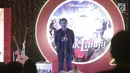 Sutradara sinetron Anak Langit, Akbar Bhakti memberikan sambutan pada acara perayaan setahun tayang salah satu sinetron unggulan SCTV tersebut di Jakarta, Selasa (20/2). (Liputan6.com/Faizal Fanani)