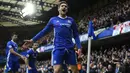 Gelandang Chelsea, Marcos Alonso, merayakan gol yang dicetaknya ke gawang Arsenal pada laga Liga Inggris di Stadion Stamford Bridge, Inggris, Sabtu (4/2/2017). Chelsea menang 3-1 atas Arsenal. (EPA/Will Oliver)
