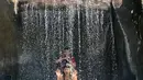 Dalam postingan instagram selanjutnya, Tamara dan Kenzou tampak berpose di bawah air terjun mini buatan. (Liputan6.com/IG/@tamarableszynskiofficial)