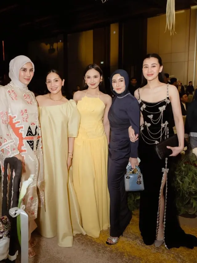 Makeup Aaliyah Massaid Hadir Dipernikahan Mewah Anak Pemilik Krisna Bali. [@raffinagita1717]