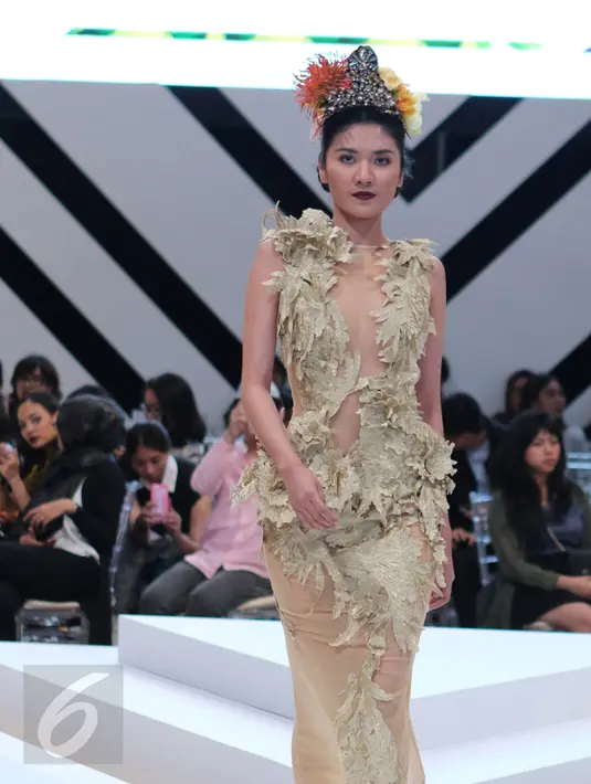 Model memperagakan busana desainer dari Singapura, Frederick Lee pada Fashion Nation 10th edition "A Decade of Pure Dacadance" di Senayan City, Jakarta, (14/4). Sederet busana dihadirkan dengan siluet dan warna yang berani. (Liputan6.com/Herman Zakharia)