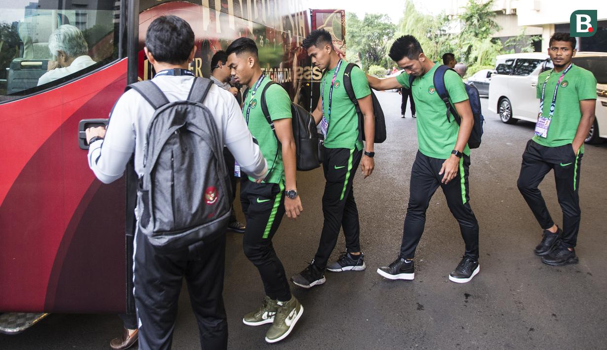 Pelatih Timnas Indonesia, Bima Sakti, memberikan semangat kepada para pemainnya saat akan berangkat dari Hotel Sultan Jakarta, Selasa (13/11). Timnas Indonesia akan melawan Timor Leste pada laga Piala AFF 2018. (Bola.com/Vitalis Yogi Trisna)
